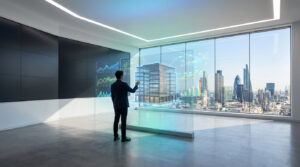 Un professionnel utilisant une interface holographique pour visualiser un bâtiment en 3D avec des données en temps réel.